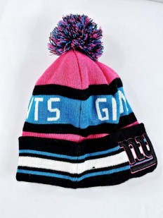 לצפייה במוצר כובע גרב NY Giants Beanie בעיצוב רטרו – צבעי ורוד, כחול ושחור עם פונפון
